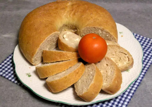 Fetasajtos kenyér 